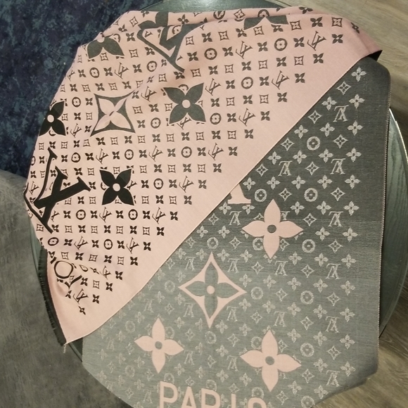 Louis Vuitton scarf. - Picture 4 of 4